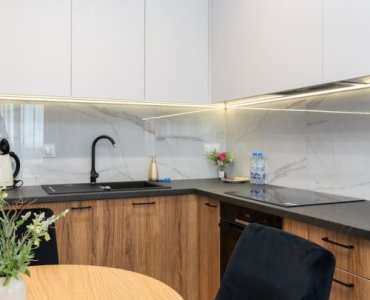 Mat czy połysk dla frezowanych frontów? Praktyczny przewodnik po stylu, świetle i codziennym użytkowaniu