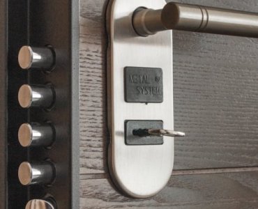 Dotyk czy cyferki? Zamek do drzwi na odcisk palca vs kod PIN — który wygra w Twoim smart domu