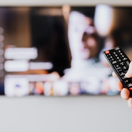 Efekt kina w salonie: pasek LED do telewizora + sterowanie z telefonu — zrobisz to w godzinę