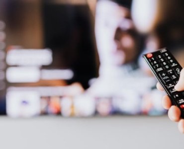 Efekt kina w salonie: pasek LED do telewizora + sterowanie z telefonu — zrobisz to w godzinę