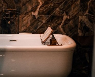 Zatkany odpływ w wannie? Sprawdzone domowe triki, które działają od ręki