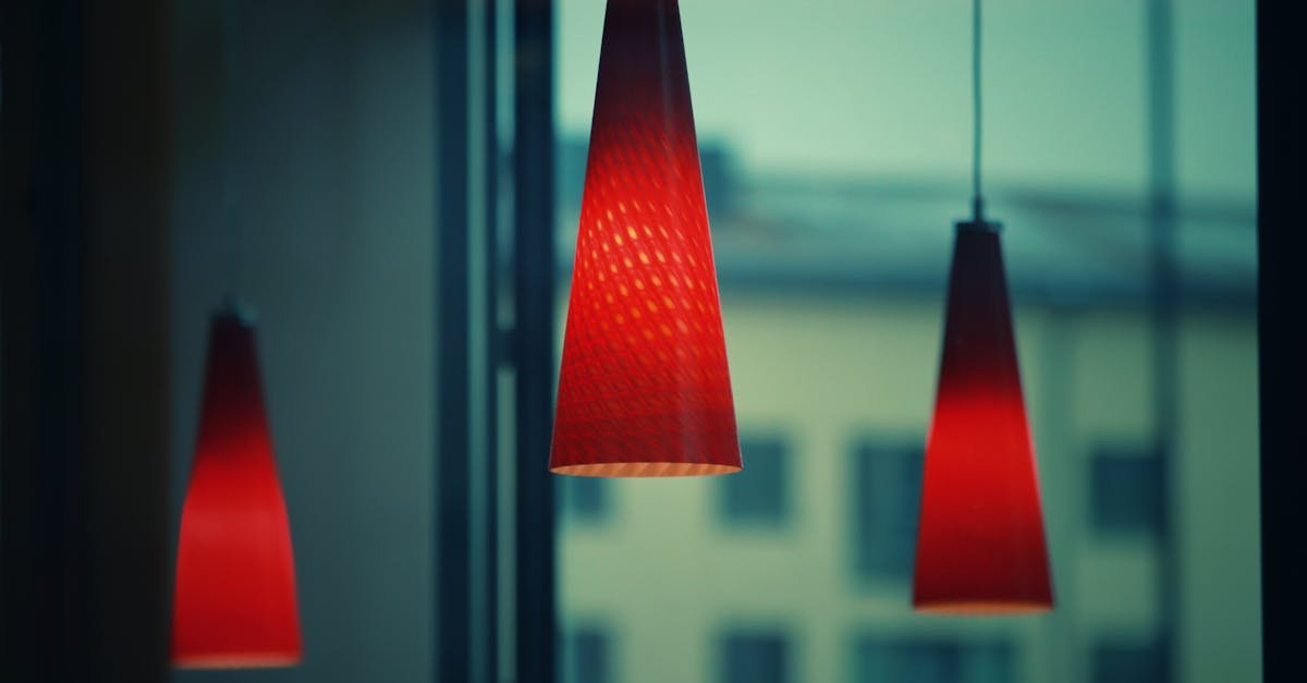 Pomysły na lampy nad wyspą kuchenną: 18 efektownych rozwiązań od boho po industrial