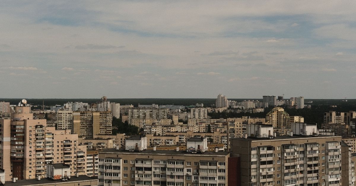 Ciepło na klik w bloku: sprytne głowice na grzejniki, które zwracają się w jeden sezon