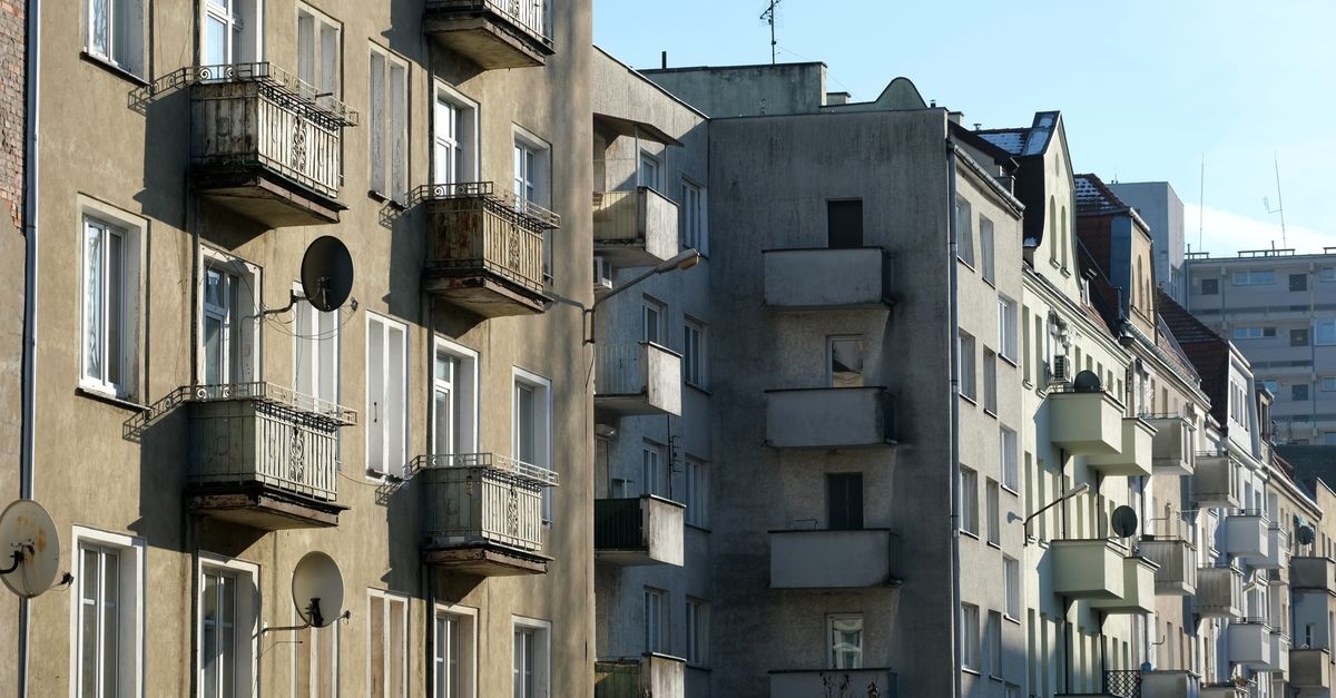 Dom z ogrodem czy mieszkanie w bloku? Praktyczny przewodnik po wyborze idealnego miejsca do życia