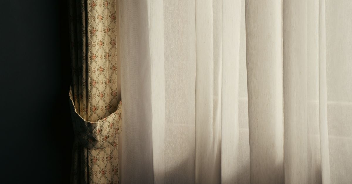 Welurowe czy lniane? Sprawdzone opinie i praktyczne porady, jak wybrać idealne zasłony